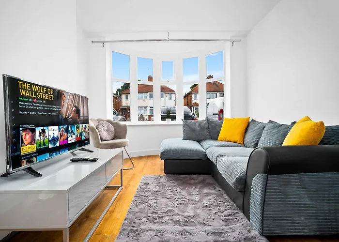 The Rock, Elegant 4 Bedroom House, Solihull, Close To Nec, Sleeps 8
