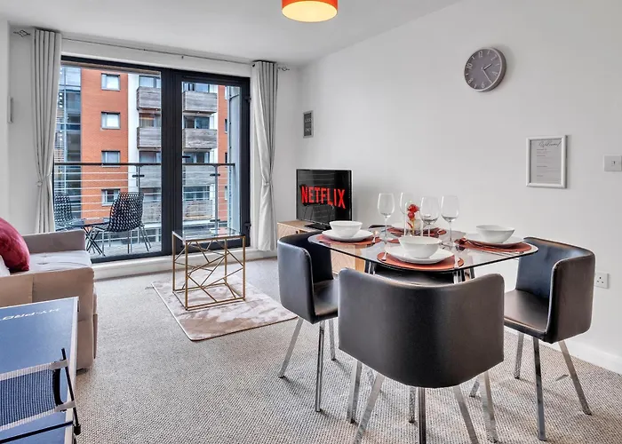 Ping Pong - City Centre Suite - Close To Mailbox Netflix, King Size Bed, Toiletries & Wifi - Sleeps 4