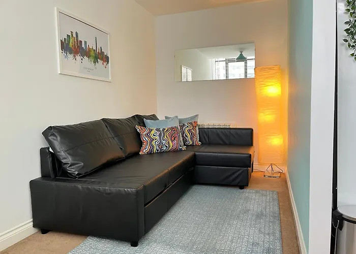 Central Birmingham Modern Apt