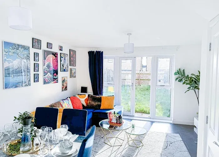 Optimal Luxury Stay For Contractors And Large Groups 3 Bedroom 2 Bath - Sleep Unto 9 Guests- 5 Mins Drive To The City Centre Pets Allowed -- Free Parking Onsite
