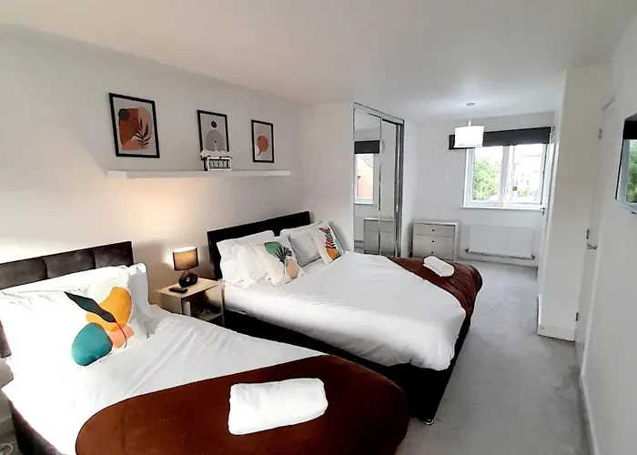 3Br House With 3 Bathrooms - Families - Professionals - Relocators - Nec - Bhx - Hs2 - Jlr - Travel Cot Available - Pets Welcome - Free Parking