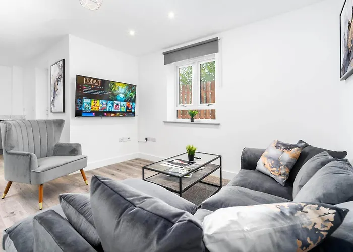 Two Bedroom Apartment - Balcony - Secure Parking - Top Rated - Underfloor Heating - 2Mc