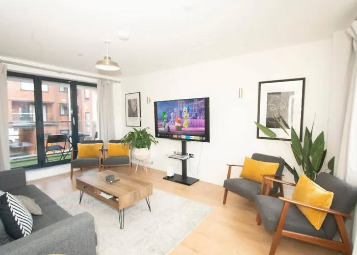 Spacious 4Br 4Ba Gated Townhouse With Balconies, Central Jq