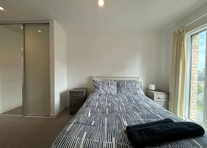 Stylish City Centre 1Bd Apartment 0.6M Train Sta