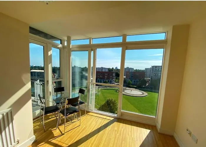 Stunning Park Central Apartment With Parking