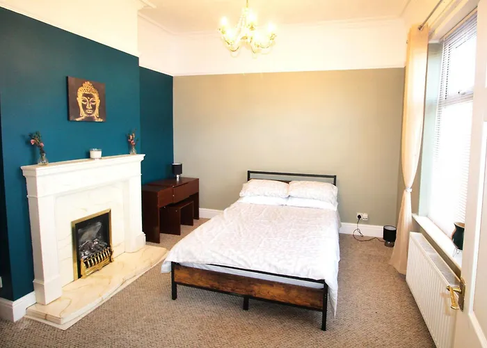 Birmingham - Shirley - Bungalow - Sleeps 8 - 3 Large Beds - Plus Sofa Bed - Beautifully Refurbished - Very Large Enclosed Gardens - Off Street Parking - Fast Wifi