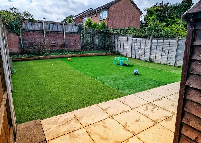 Modern Family Home Parking Private Garden