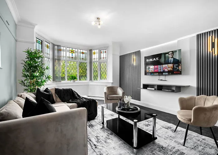 Spacious Five Bedroom House - Accommodates 11 - Offstreet Parking - Top Rated - 316C