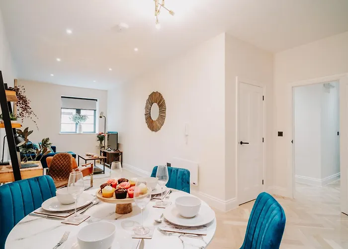 Stylish Historic City Pad, Families Contractors, Wifi