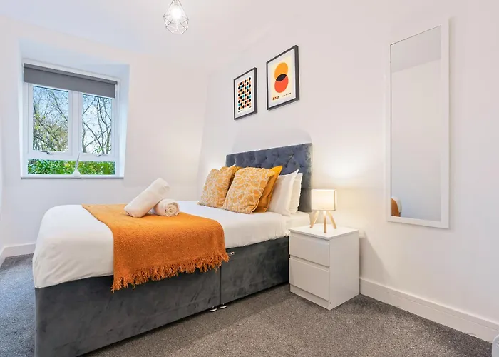 Smethwick Deluxe 2 Bedroom Aparetment - Secure Parking - Balcony - Rated Exceptional - 9Mc
