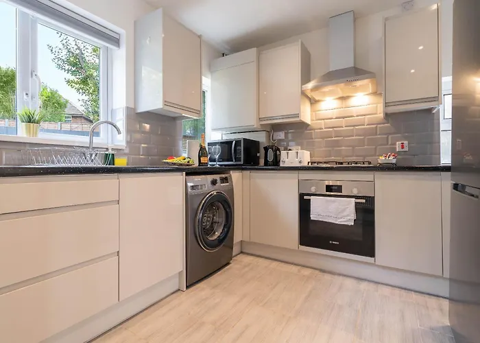 4 Bedroom House - Parking & Garden - Smart Tvs - Netflix - Wifi - Top Rated - 22Cg
