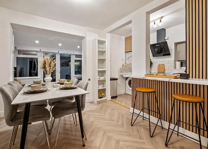 Luxury Cozy 2 Bed House Hot Tub Family Friendly Business Traveler Family Of 4 - 6 With Parking Close To Birmingham City Centre , M6 , Aston Univerity , Great Barr Birmingham