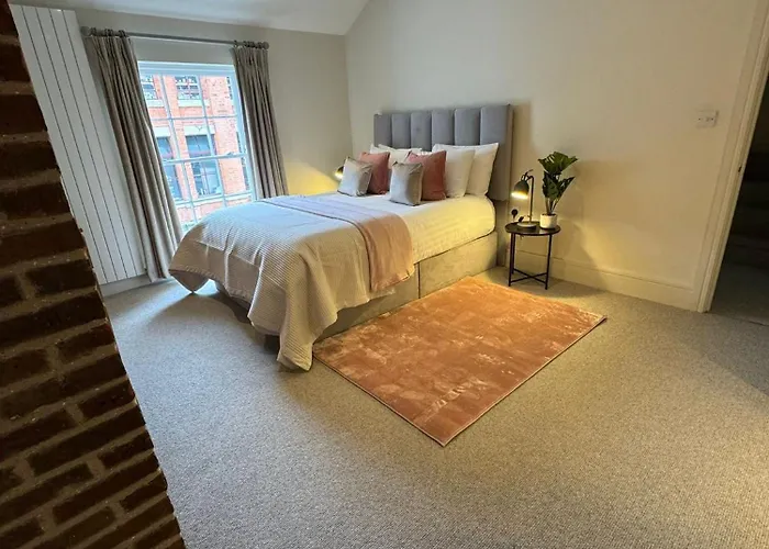 Osbourne House Pink 2 Bed, 2 And Half Bath