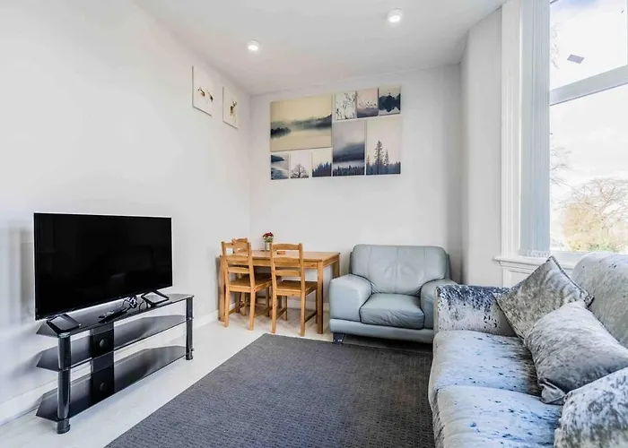 Elegant Flat With A Moseley View