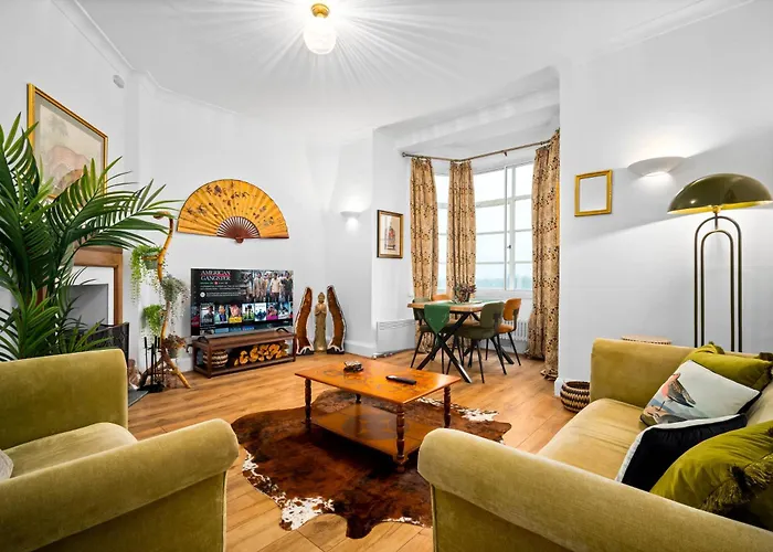 Charming Two-Bedroom Apartment With Balcony & Two Parking Spaces 9Nc