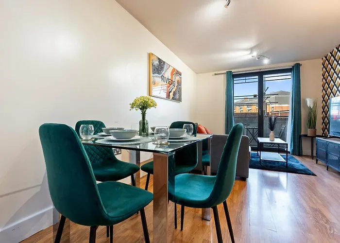 Cosy Apartment- City Centre - Free Parking-Sleep 5