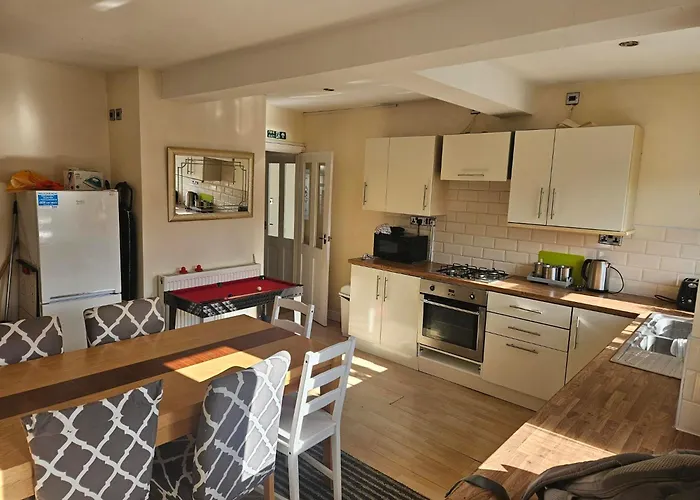 5 Bedroom House- 7 Beds - Separate Living Room- Wifi -Garden- Parking