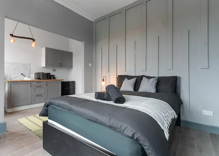 Cosy Moseley Studio - 7