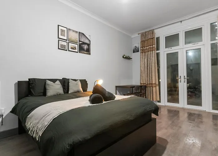 Modern Moseley Studio - 3