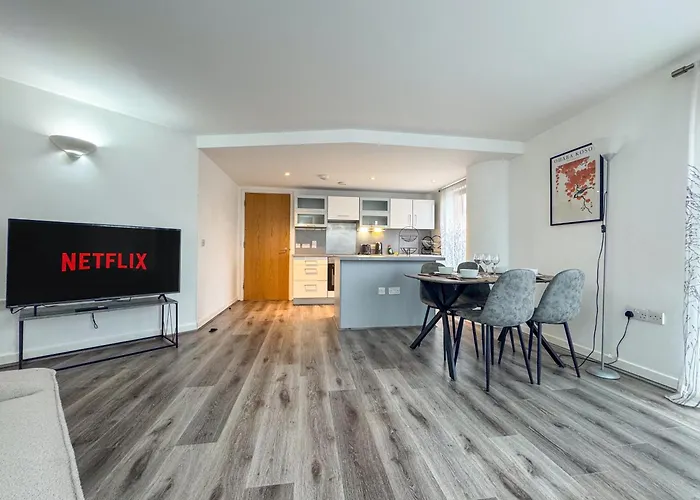 J Quarter 2Br - Free Parking - Suite One