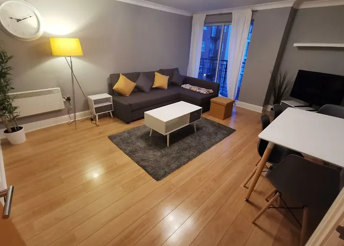 The Qube Apartments * Sleeps 6 * Parking
