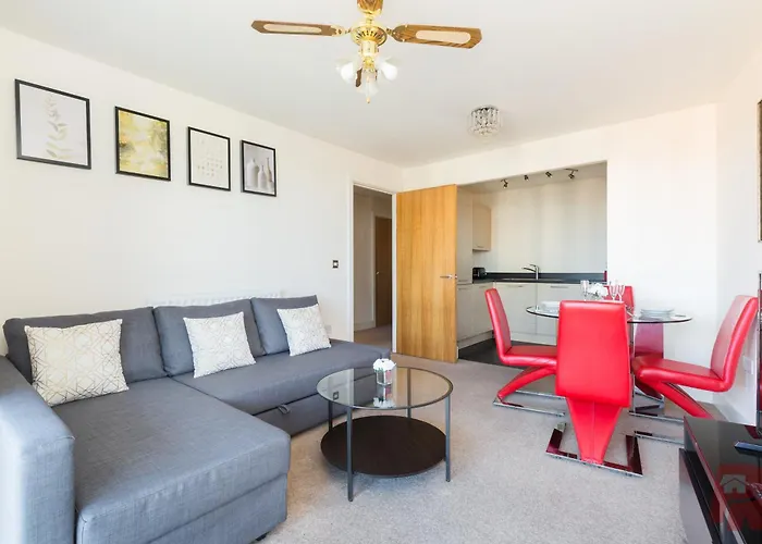 Birmingham City Apartment Skyline Views - Free Parking & Balcony