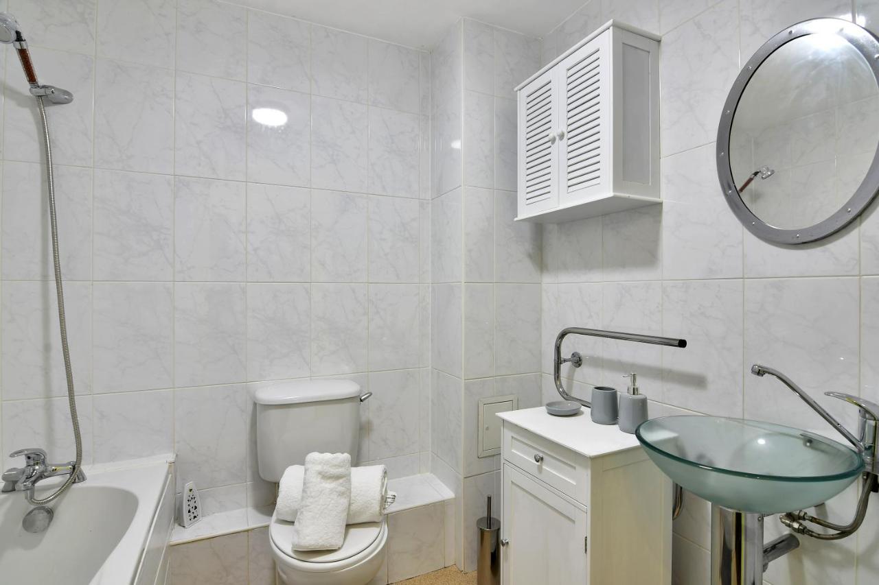 Xclusive Living In Centre, The Qube