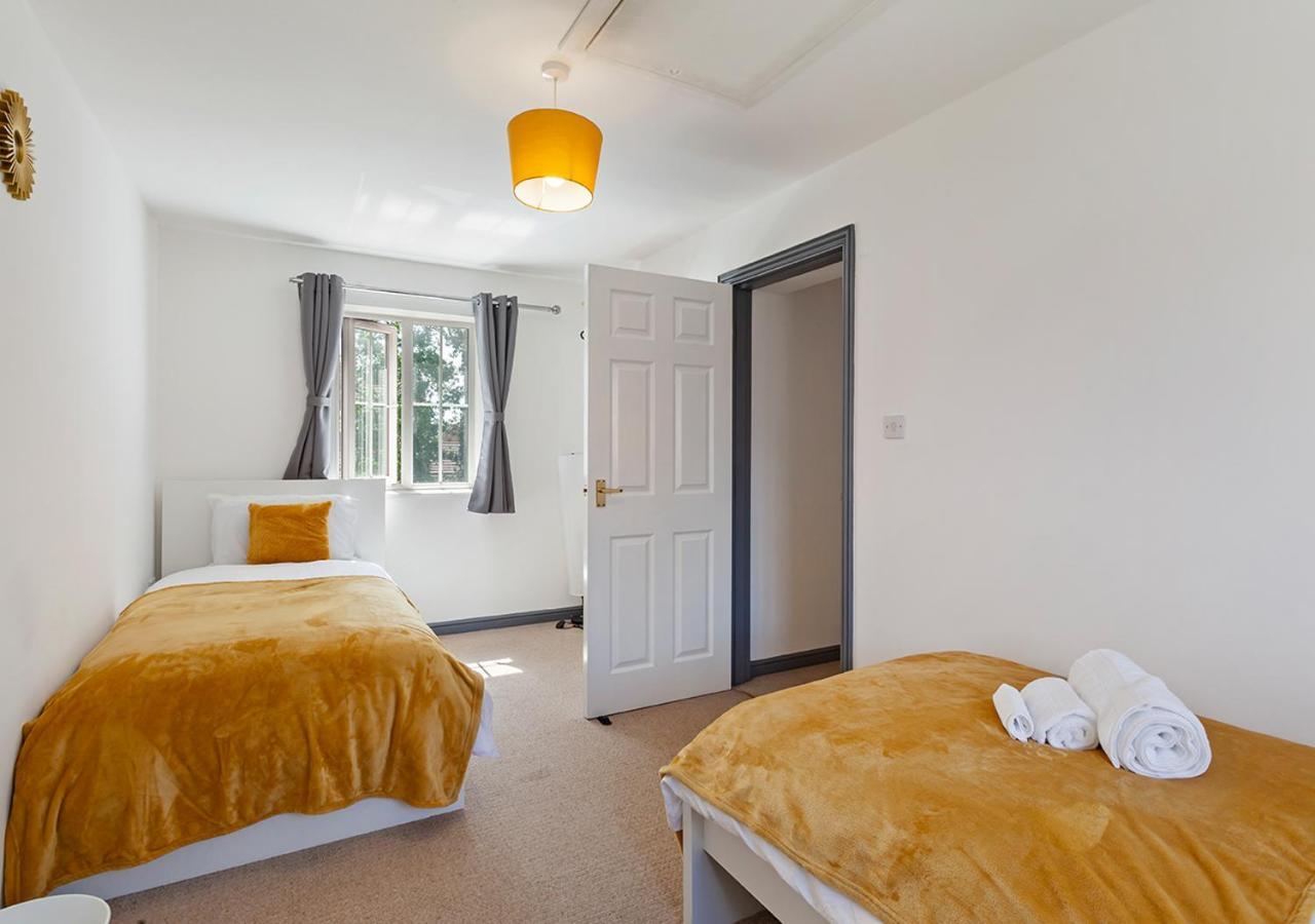 Near Airport & Nec, The Leyburn * Birmingham