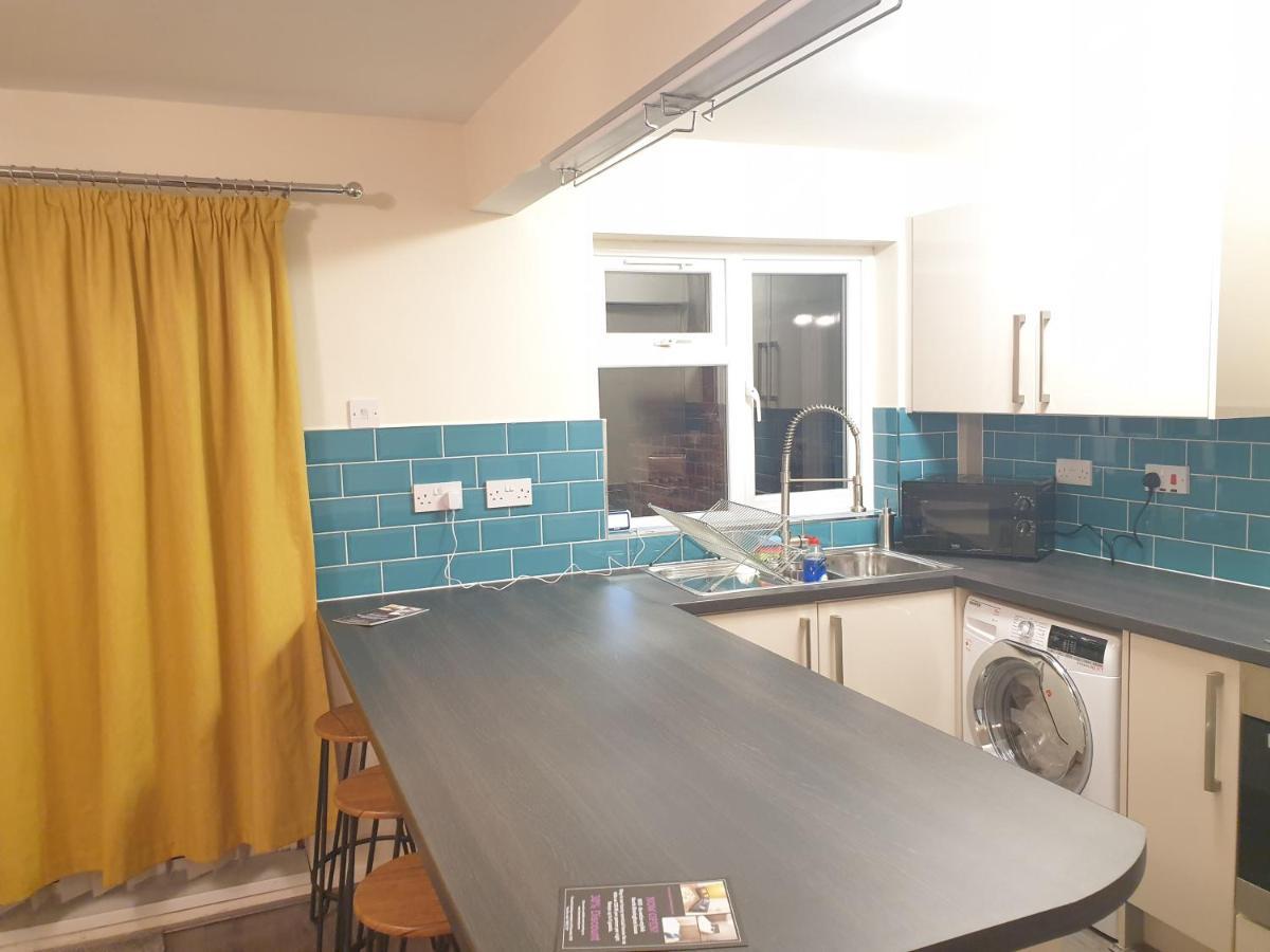A Modern North Stylish 3 Bedroom 4 Bed House By Be More Homely Serviced & Will Sleep 6 Free Parking & Wifi * Birmingham