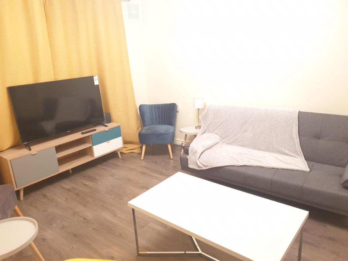 Holiday home A Modern North Stylish 3 Bedroom 4 Bed House By Be More Homely Serviced & Will Sleep 6 Free Parking & Wifi