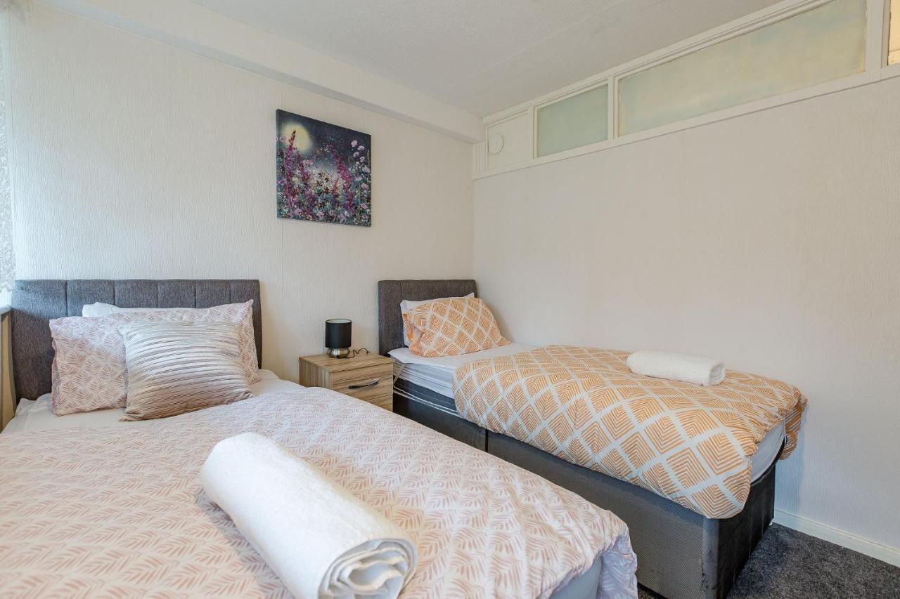 Apartment Coplow, 3 Bedrooms House, With 6 Beds, 2x Doubles Beds, 3x Singles Beds And 1 Sofa-bed,sleeps People Birmingham