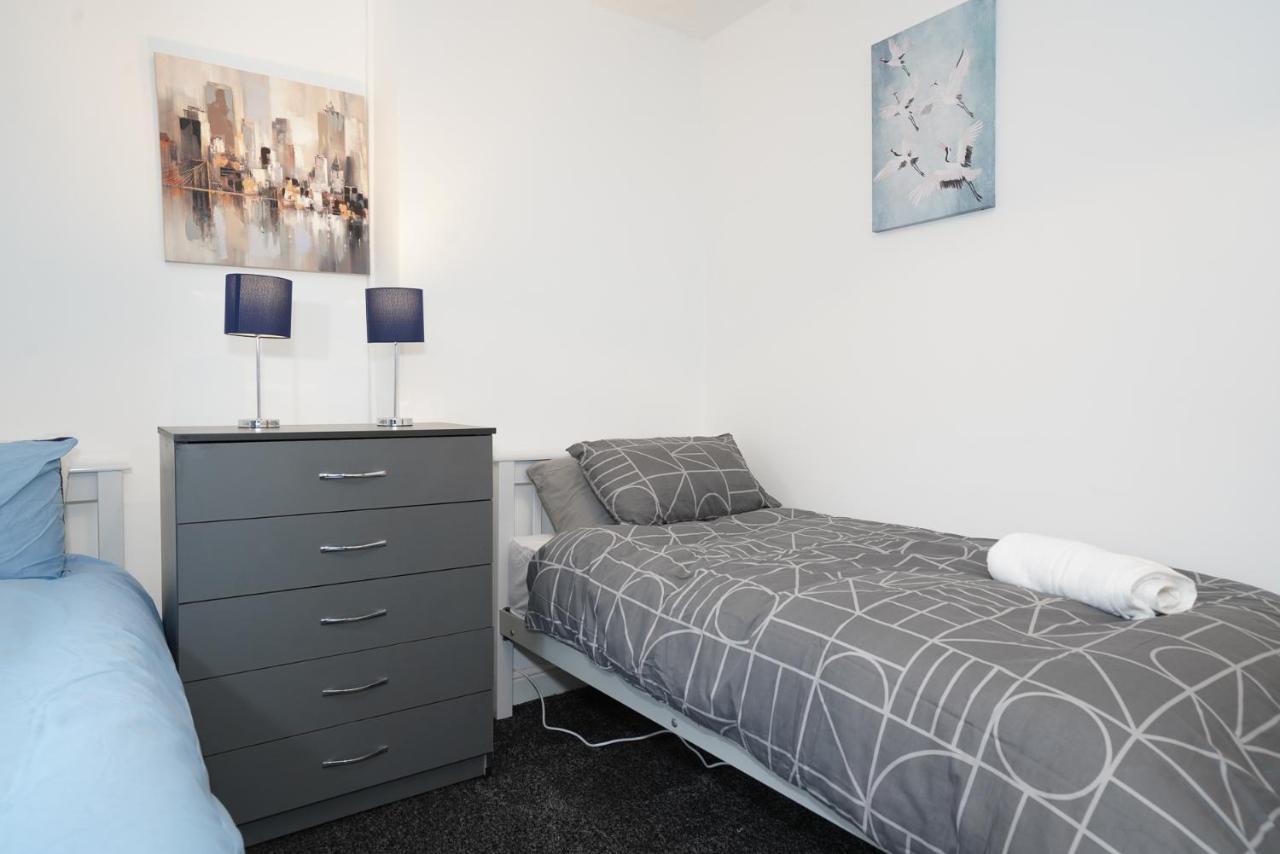 Coplow, 3 Bedrooms House, With 6 Beds, 2x Doubles Beds, 3x Singles Beds And 1 Sofa-bed,sleeps People *
