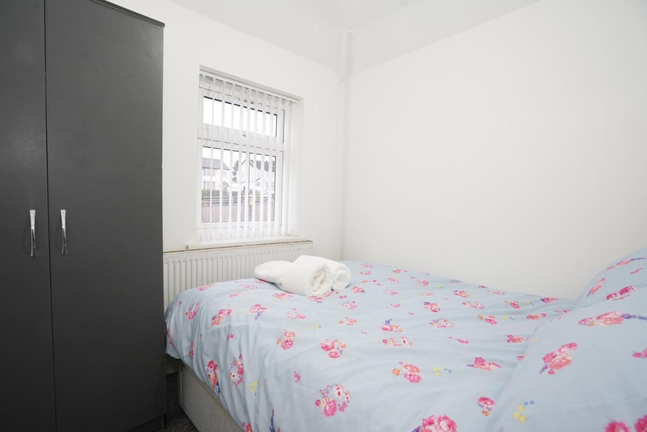 Coplow, 3 Bedrooms House, With 6 Beds, 2x Doubles Beds, 3x Singles Beds And 1 Sofa-bed,sleeps People