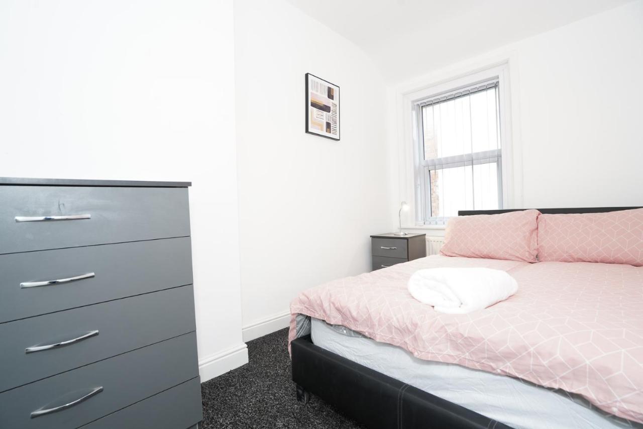 Coplow, 3 Bedrooms House, With 6 Beds, 2x Doubles Beds, 3x Singles Beds And 1 Sofa-bed,sleeps People Birmingham