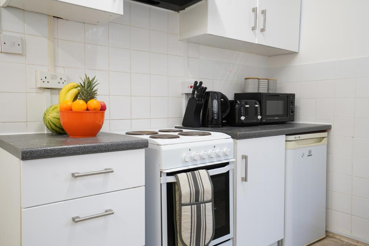 Coplow, 3 Bedrooms House, With 6 Beds, 2x Doubles Beds, 3x Singles Beds And 1 Sofa-bed,sleeps People Birmingham