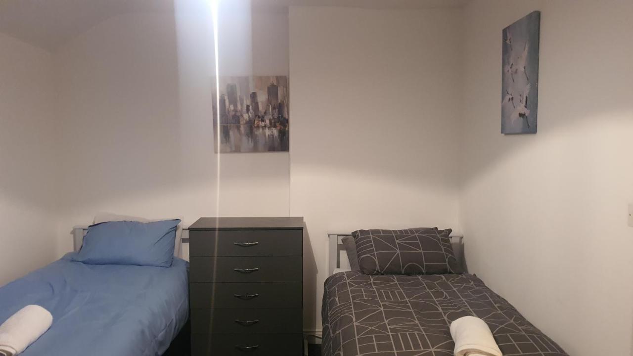 Coplow, 3 Bedrooms House, With 6 Beds, 2x Doubles Beds, 3x Singles Beds And 1 Sofa-bed,sleeps People Birmingham