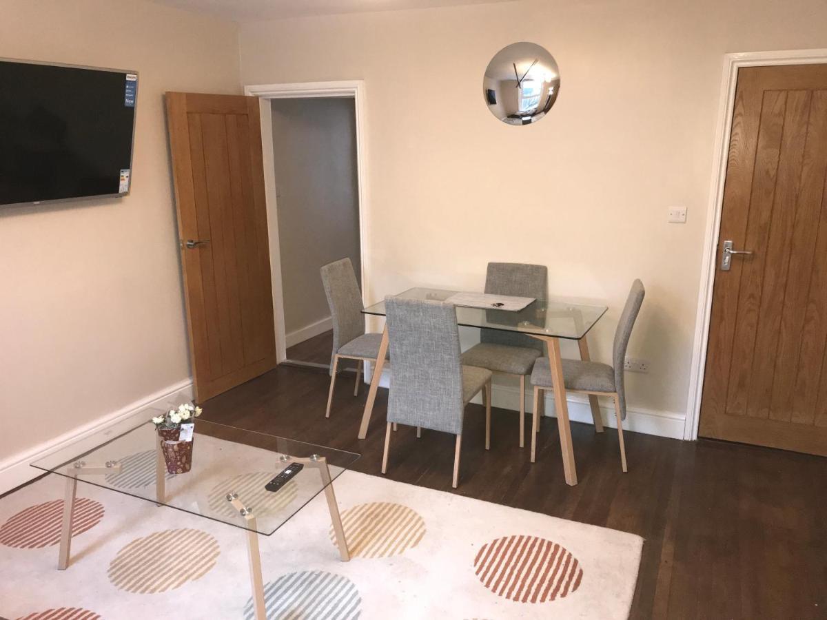 Ground Floor Contemporary 1 Bed Apartment *
