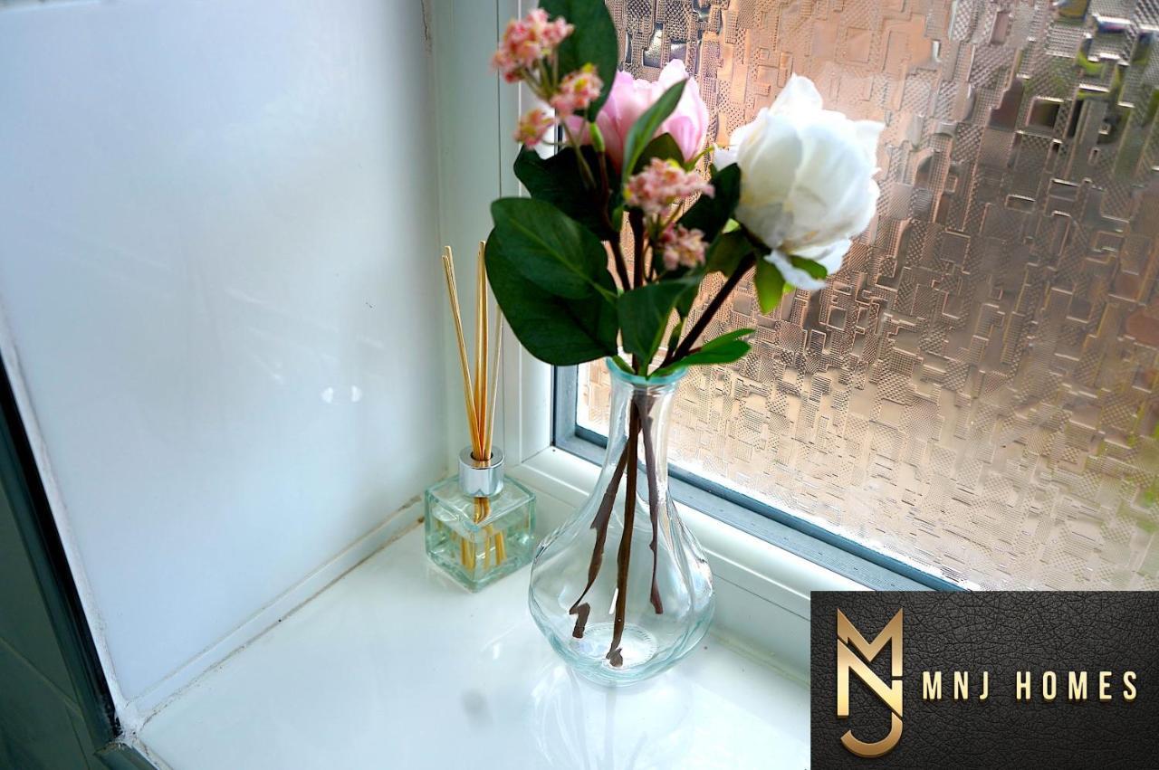 Beautiful Flat In City Centre, Sleeps 9, Free Car Parking !