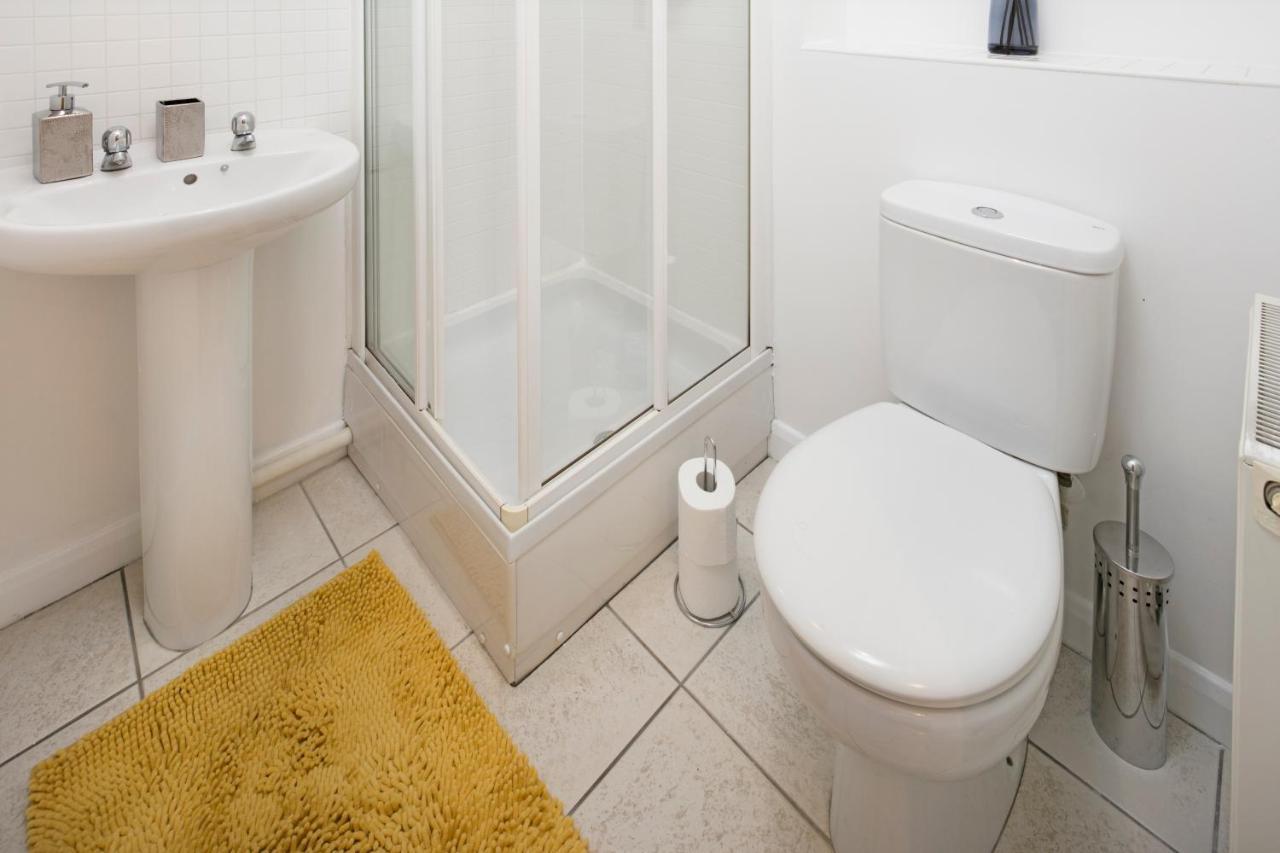 Business Hub: Spacious 2-bedroom Near Nec & Centre Apartment