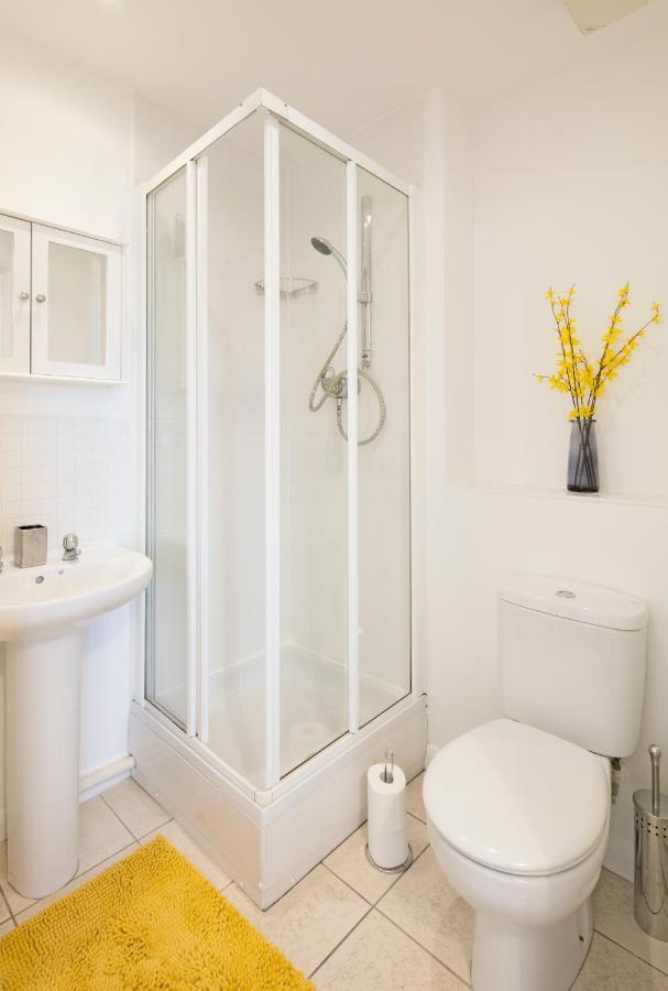 Business Hub: Spacious 2-bedroom Near Nec & Centre Apartment *