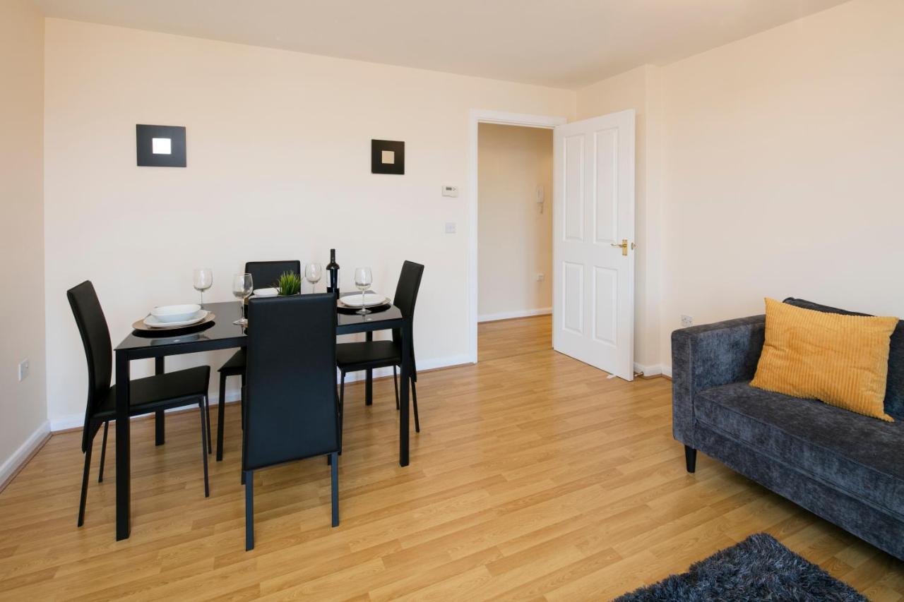 Apartment Business Hub: Spacious 2-bedroom Near Nec & Centre