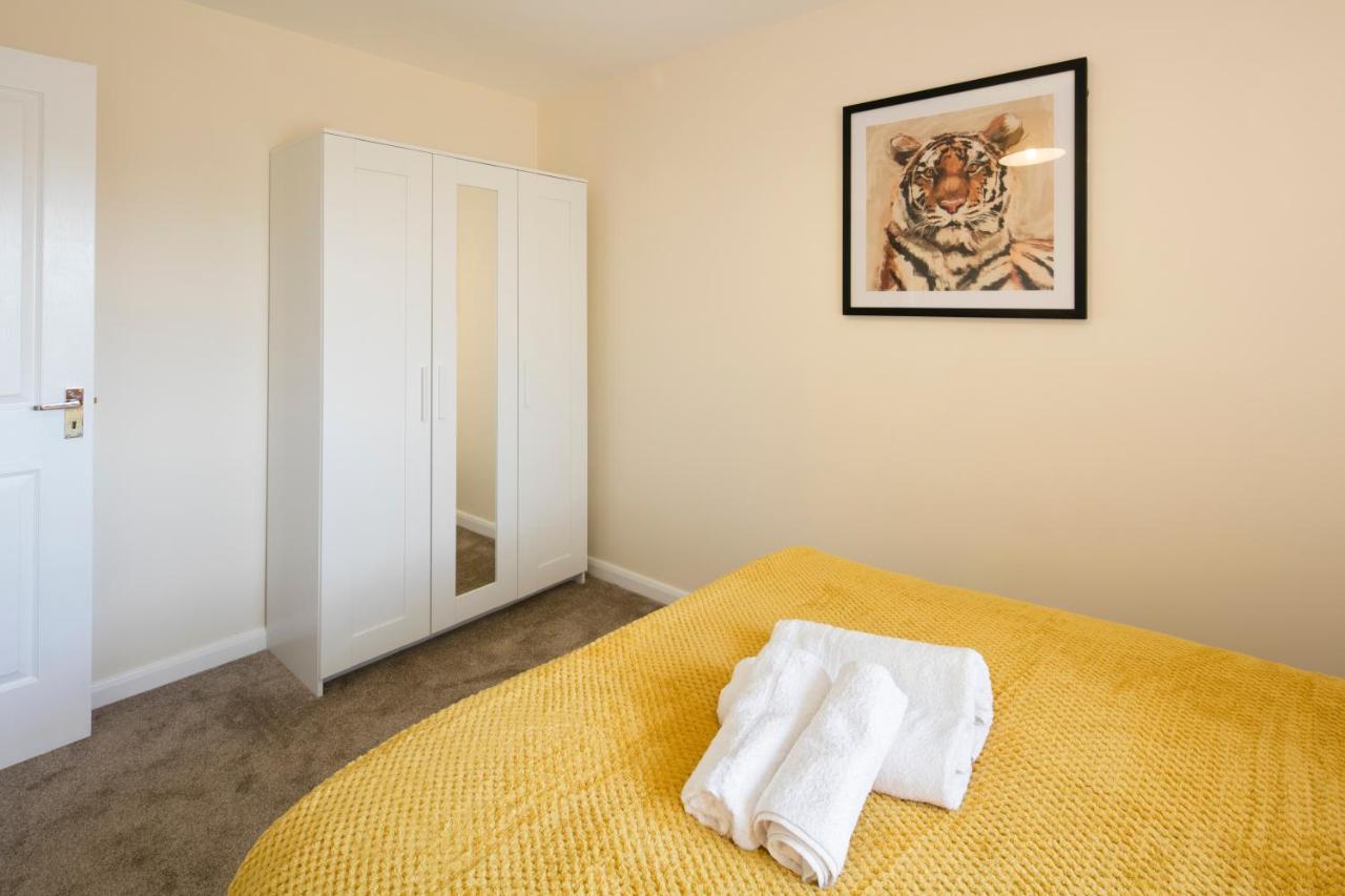 Apartment Business Hub: Spacious 2-bedroom Near Nec & Centre *