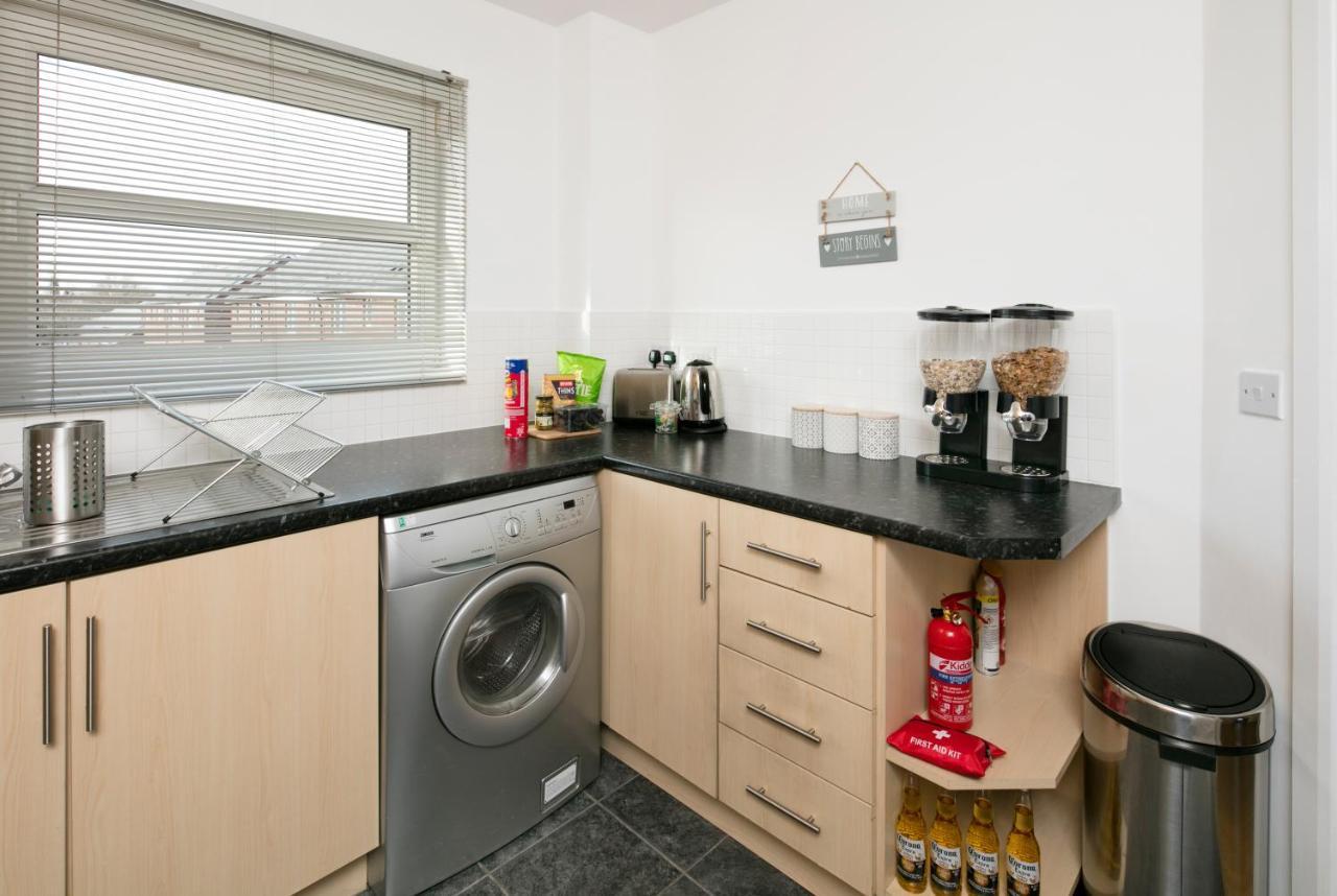Business Hub: Spacious 2-bedroom Near Nec & Centre *