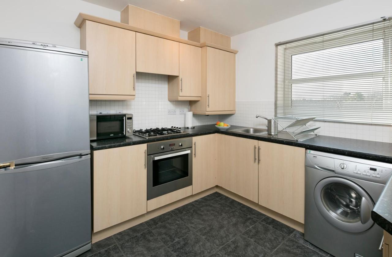 Business Hub: Spacious 2-bedroom Near Nec & Centre