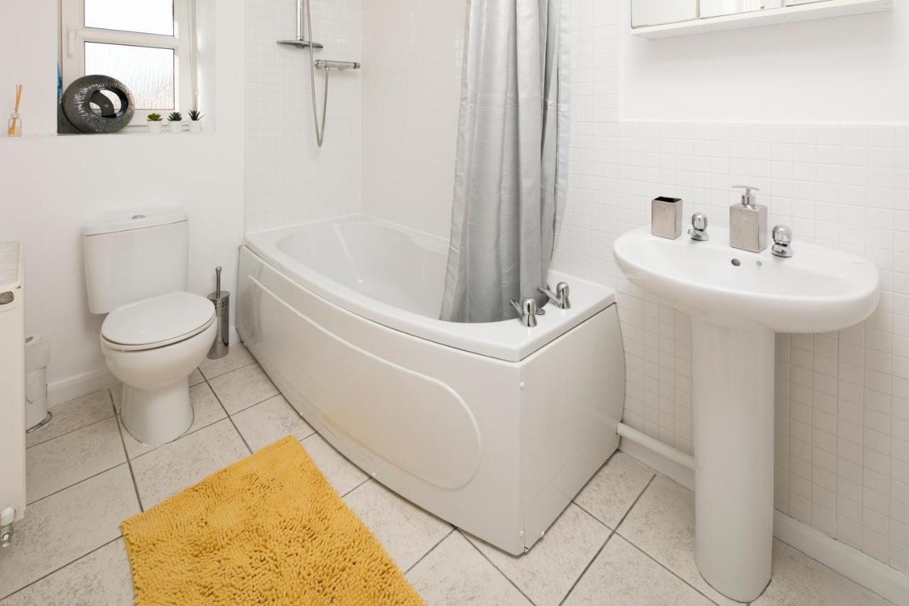 Apartment Business Hub: Spacious 2-bedroom Near Nec & Centre