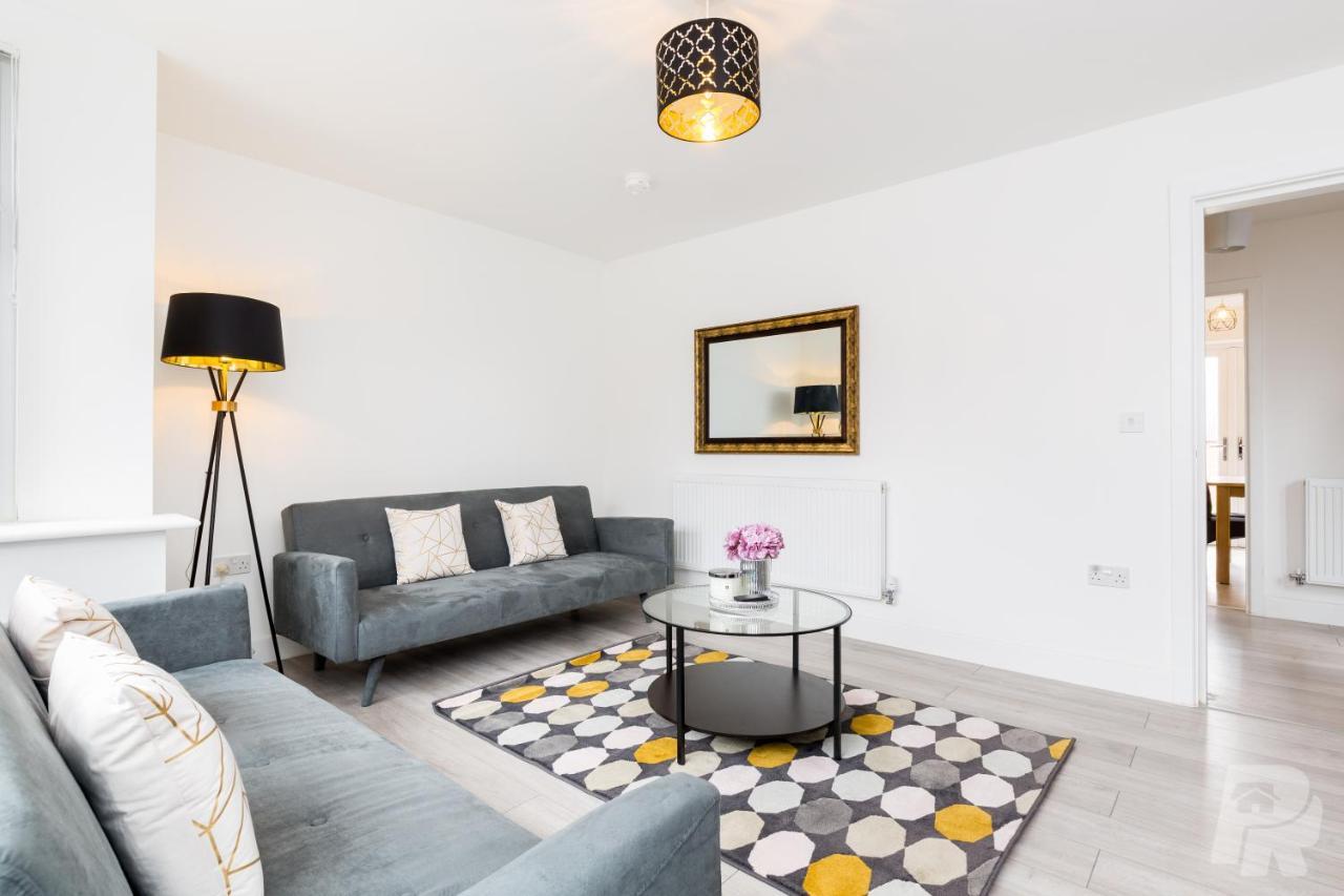 Estate - Contractor & Group - Secure Parking Holiday home Birmingham