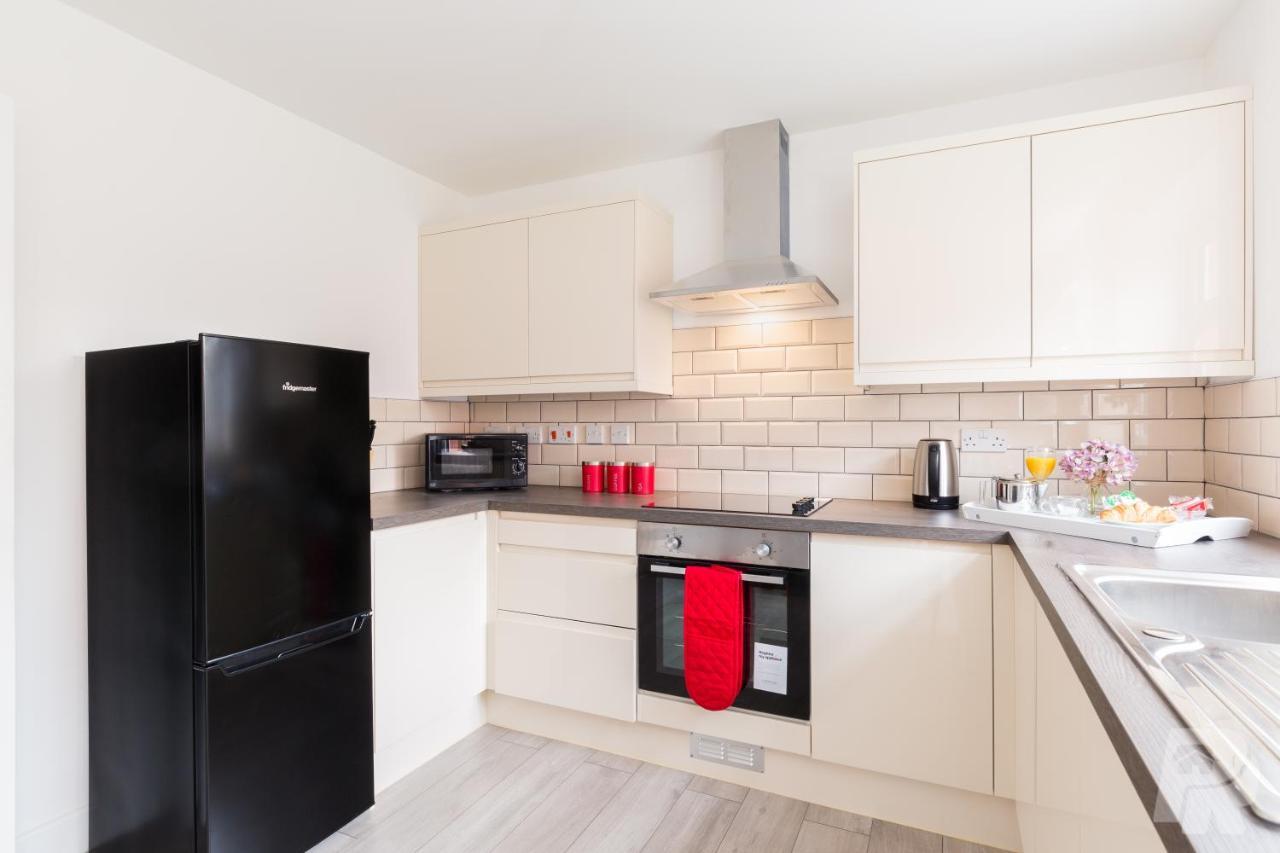 Estate - Contractor & Group - Secure Parking Holiday home Birmingham