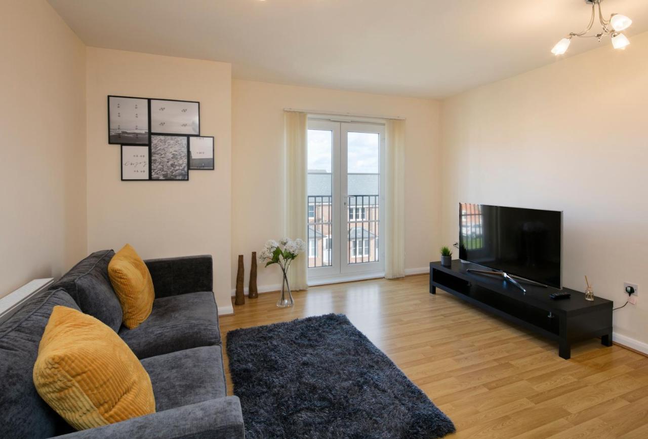 Business Hub: Spacious 2-bedroom Near Nec & Centre