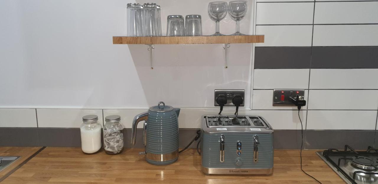 Homestay In Sleeps 8 - Free Parking & Wifi Guest house 2*