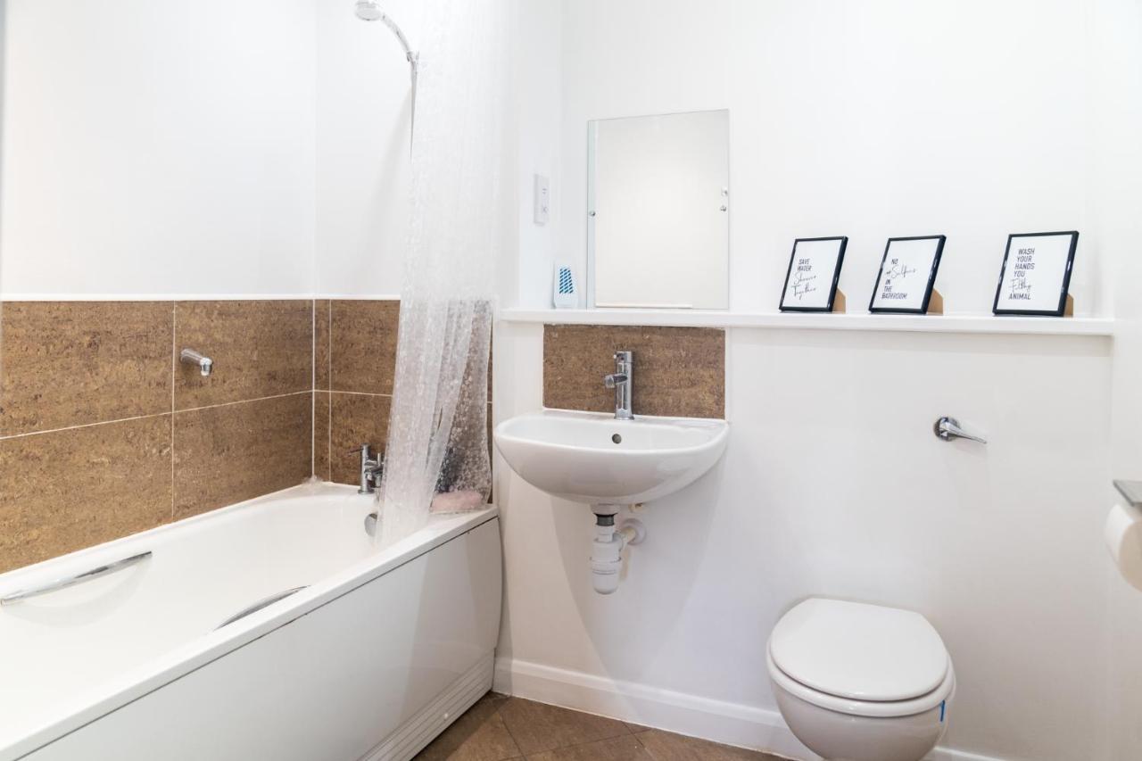 Maevela - Ultra Lavish Luxury 2 Bed Centre - With Balcony - Free Secure Parking - Ps4 & Smart Tv's